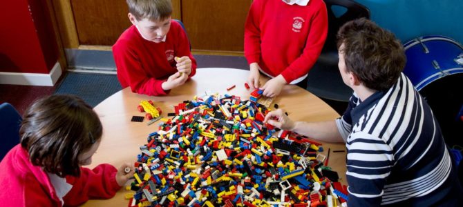Увеличение количества Lego-клубов: Как игры помогают детям бороться с проблемами в социальном взаимодействии, чтобы научиться общению с другими людьми